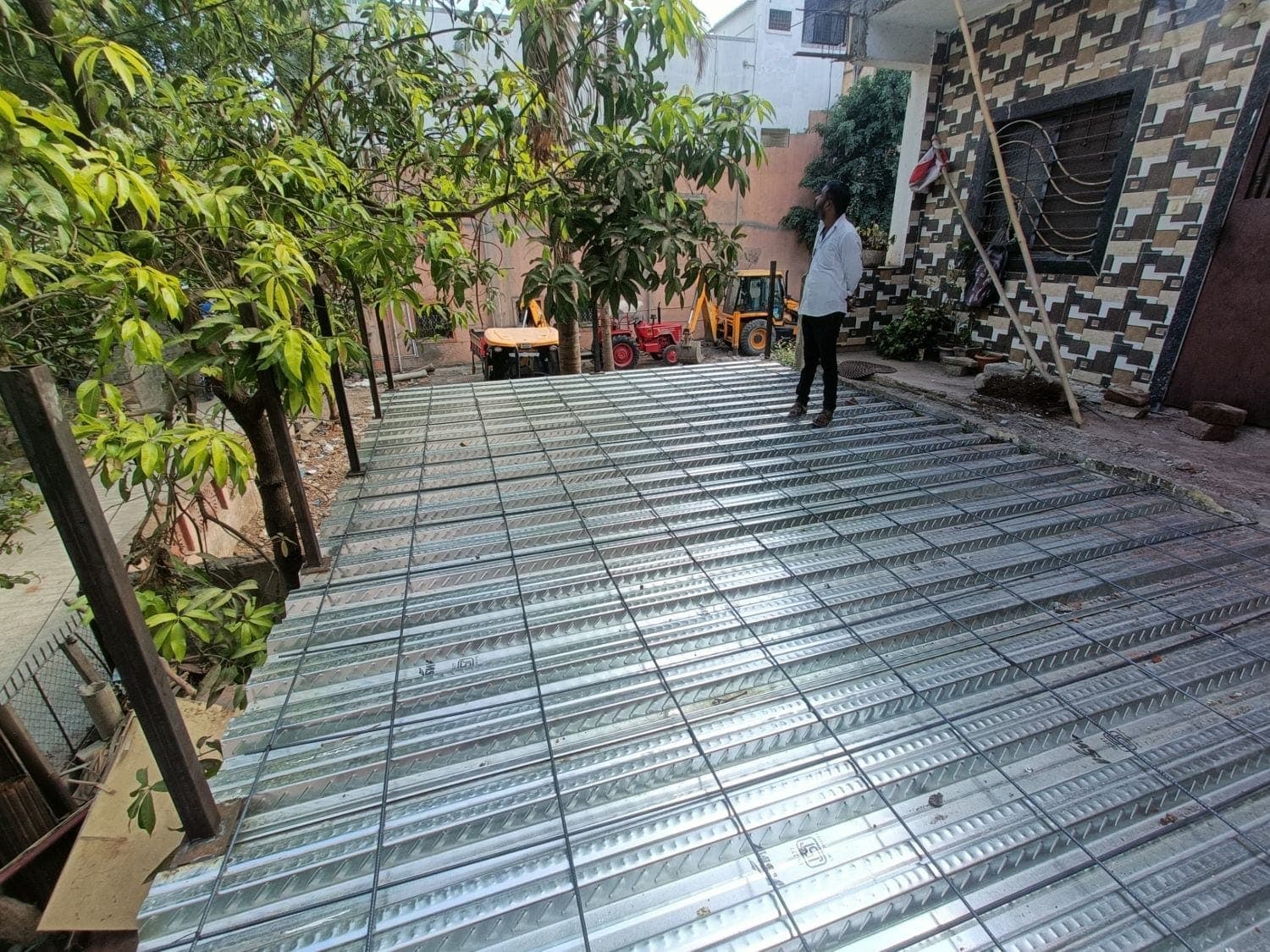 Steel deck & mesh before concreting — Tandale House, Lohegaon, Pune
